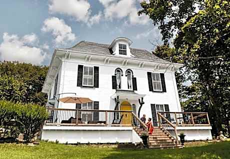 The Montague Rose Inn & Cafe