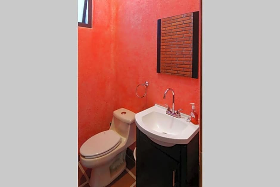 Villa Kiwi. Huge Pool, Steps To Town n Beach. 6 plus BRM 7.5 BTH 3 KCN