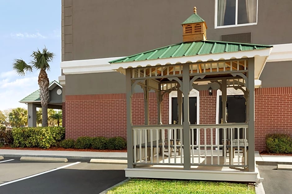 Country Inn & Suites by Radisson, St. Petersburg - Clearwater, FL