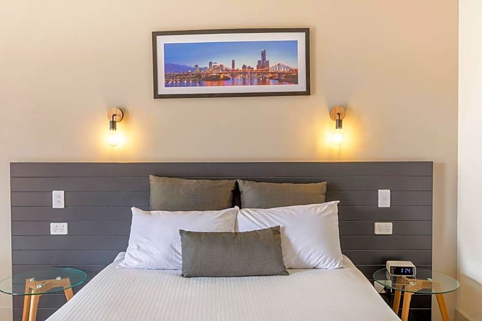 Coopers Colonial Motel