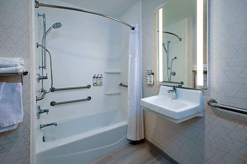 Holiday Inn Express Hotel & Suites Youngstown North-Warren/Niles By IHG