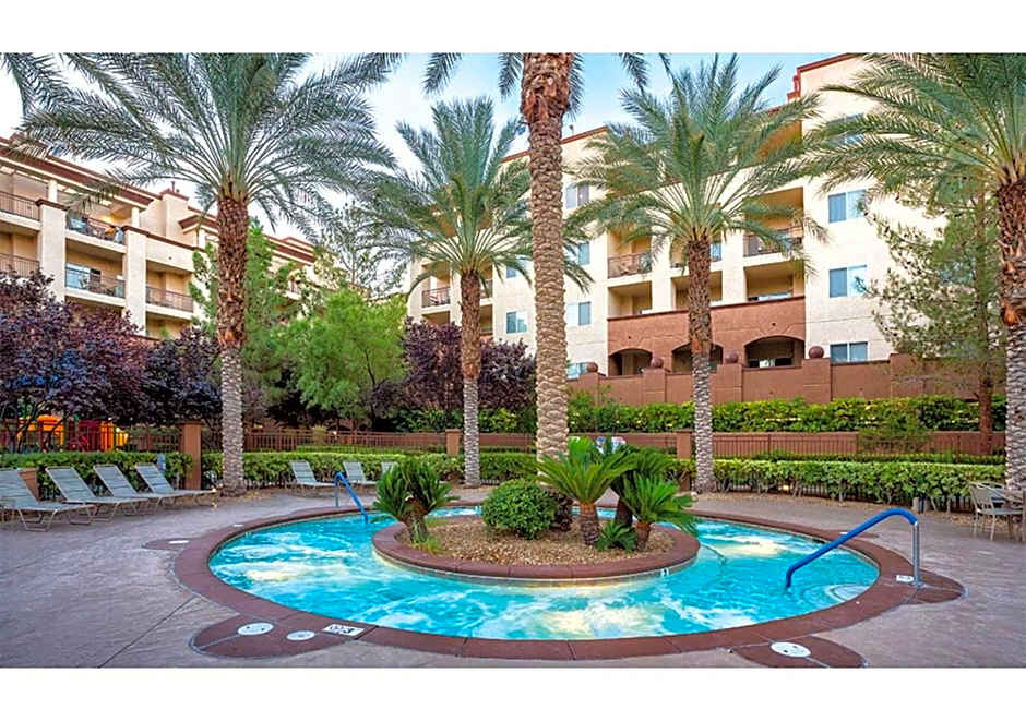 Exclusive 2BR Condo Retreat, Featuring a Lazy River - Special Offer Now!