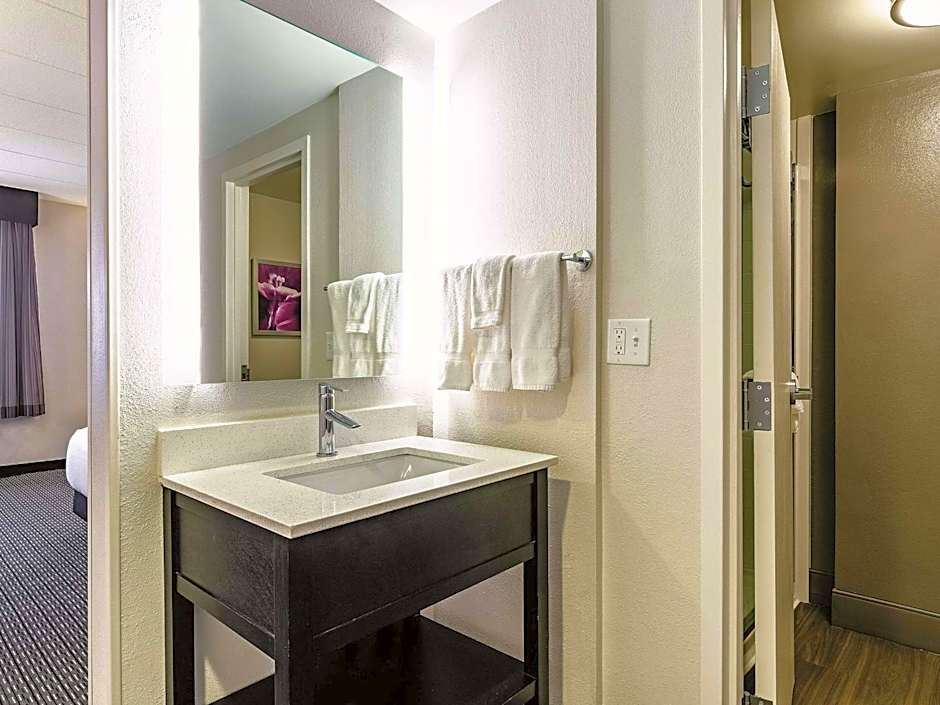 La Quinta Inn & Suites by Wyndham Warwick-Providence Airport