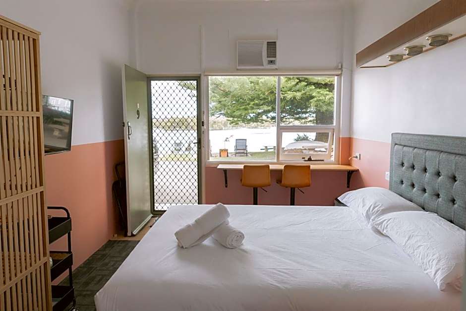 Black Swan Waterfront Motel