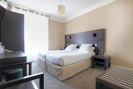 Classic Double Room with 2 Single Beds