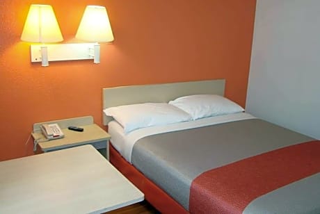 1 Queen Bed Mobility Accessible Room Non-Smoking