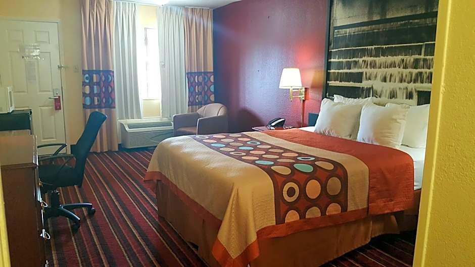 Super 8 by Wyndham Temple S. General Bruce