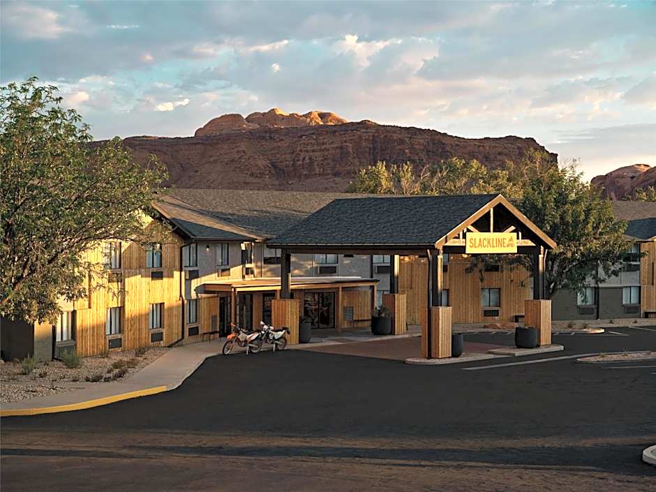 Slackline Moab, Outset Collection by Hilton