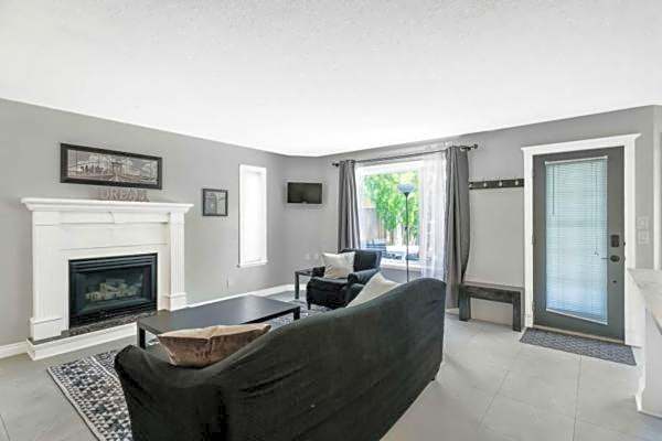 Casa Pura Vida Hot Tub, Pool & Ping Pong Tables w Backyard & BBQ Come stay