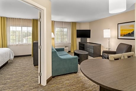Queen Suite with Roll-In Shower - Disability Access