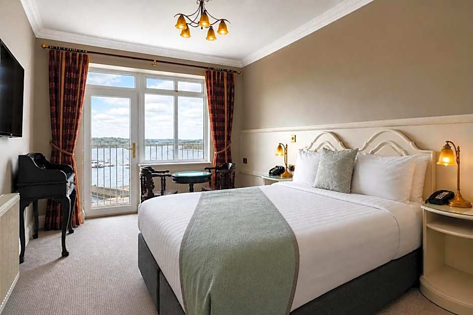 Lakeside Manor Hotel