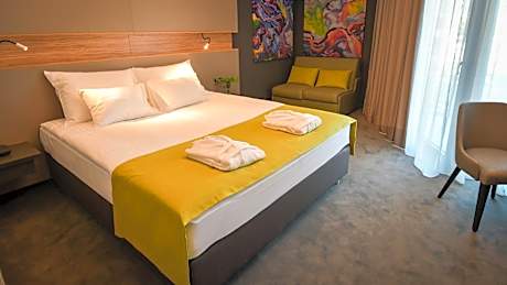 Deluxe Double Room with Balcony and Side Sea View