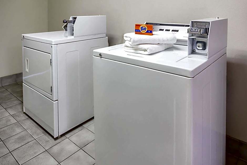 Delavan Inn and Suites