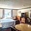 Econo Lodge Inn & Suites