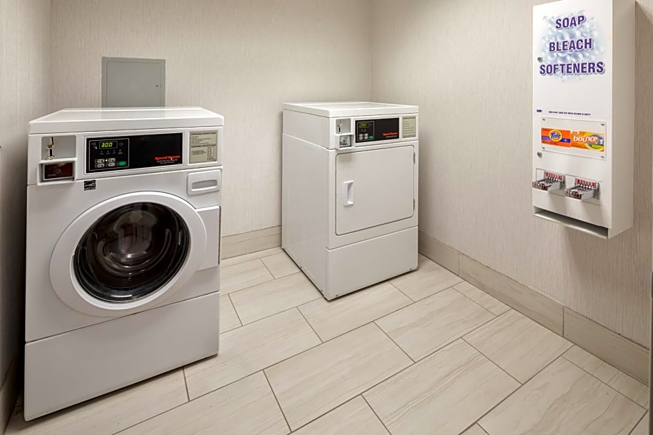 Holiday Inn Express & Suites Bradley Airport By IHG