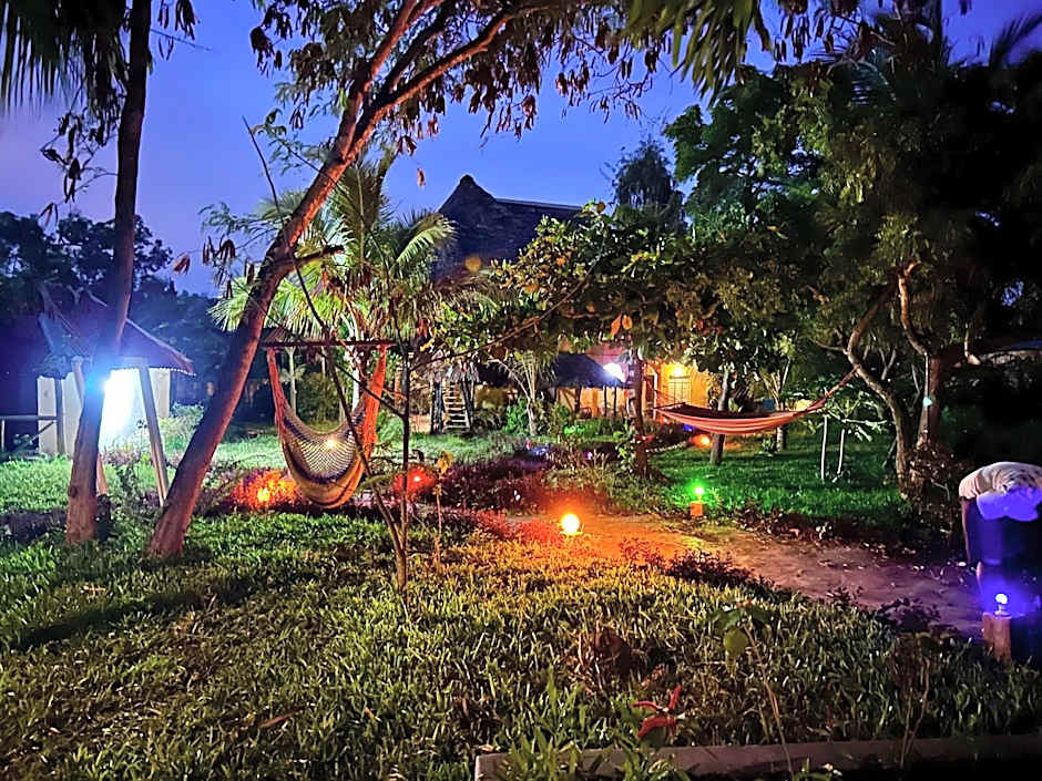 Tropinest bungalows & hostel