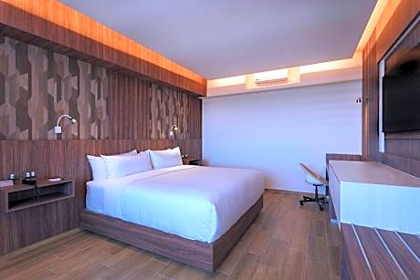 King Suite - Non Smoking/Interior Hall