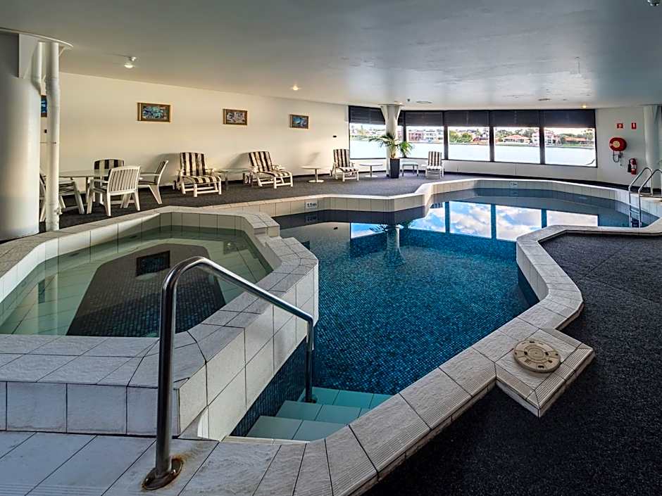 Lakes Hotel