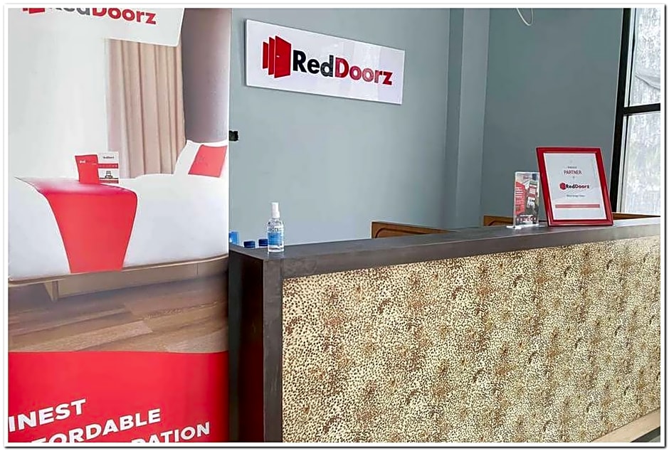 Syariah Near T2 Juanda Airport 2 by Reddoorz – Surabaja, IL