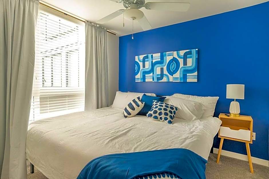 Paid Garage Parking- King Bed-balcony Wd 55" Tv