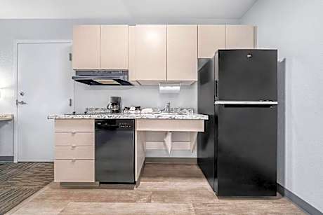Queen Room with Roll-In Shower - Accessible/Non-Smoking