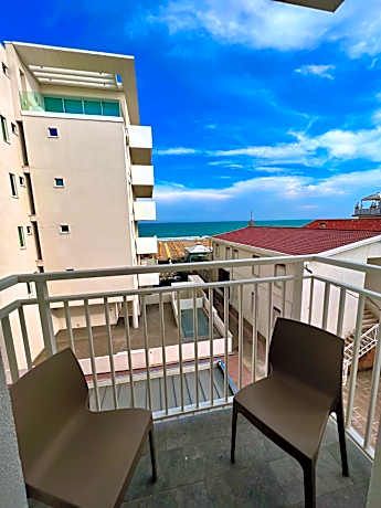 Deluxe Double Room with Balcony and Sea View