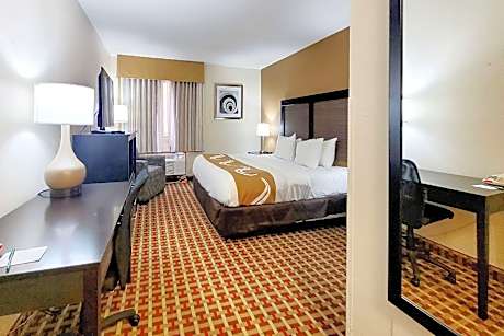 1 King Bed, Smoking, Accessible