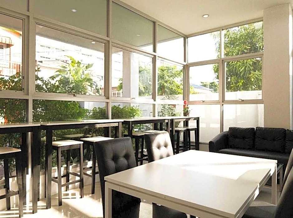 RQ Bangkok Sukhumvit 50 by Collection O