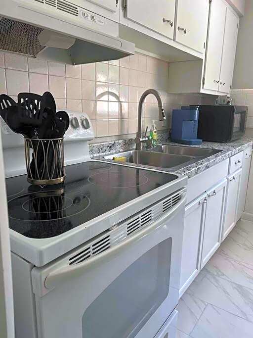 Modern & Cozy 2 bedroom home near downtown Shawnee