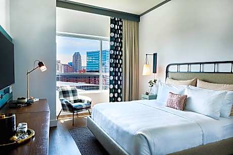 Room, 1 King Bed (Mobility/Hearing Access, Roll-In Shwr) (1 King Bed)