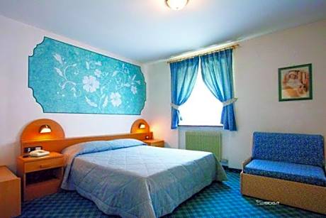 Double or Twin Room with Mountain View