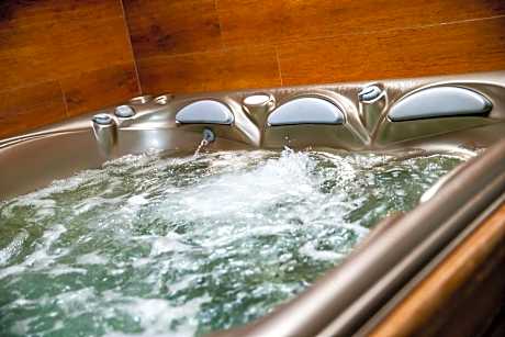 Suite Deluxe avec Jacuzzi, accès gratuit à la Piscine et au SPA