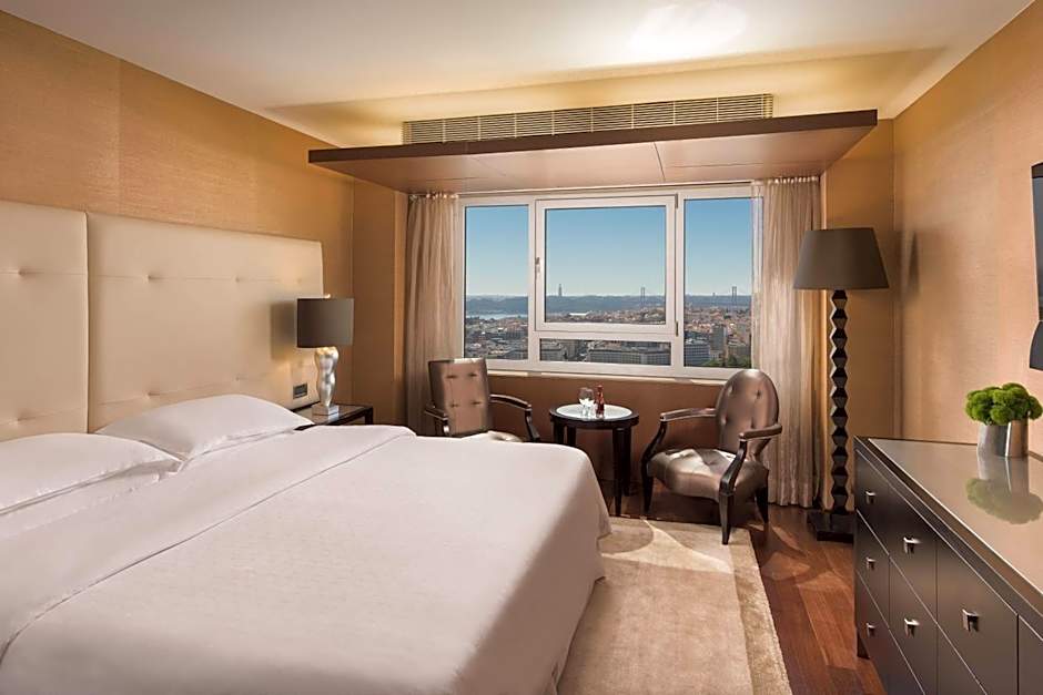 Photo 1 of 8 of Executive 1 Queen Bed Suite, Skyline View