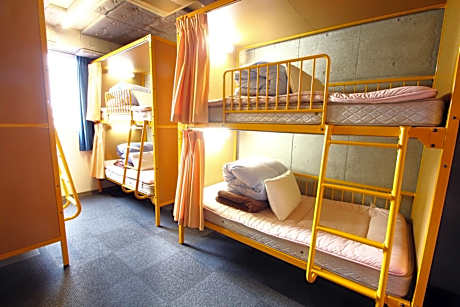 Family Room with Bunk Bed and Shared Bathroom (6 Adults)