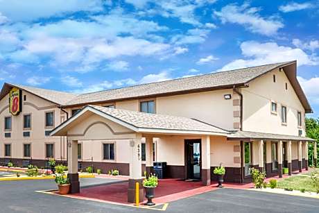 Super 8 by Wyndham Warrensburg