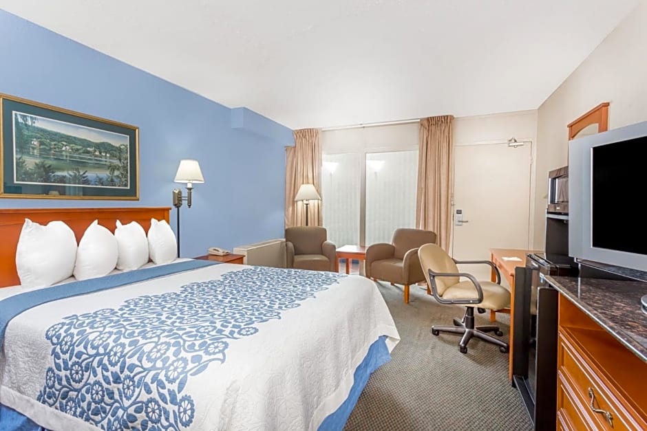 Days Inn by Wyndham Cedar Falls- University Plaza