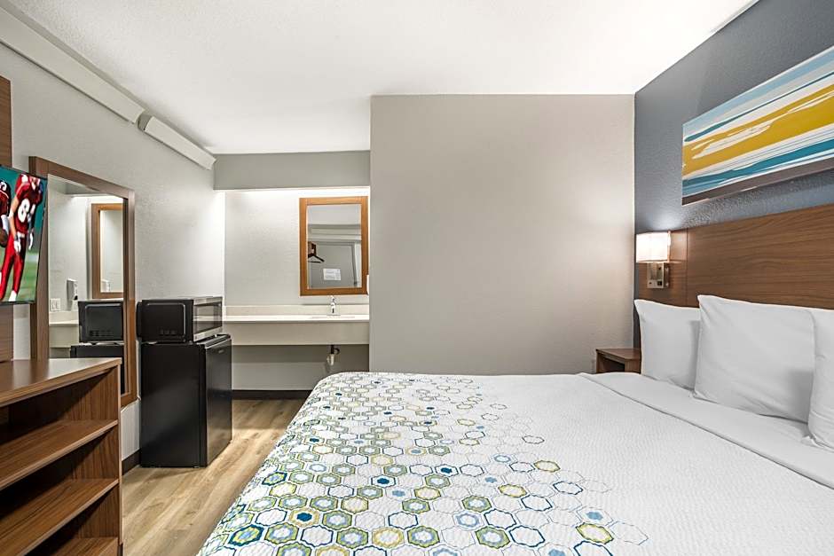 HomeTowne Studios by Red Roof Greenville