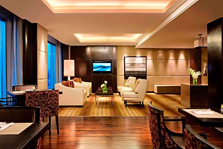 Daily 1000 credit, Executive lounge access, Guest room, 1 King