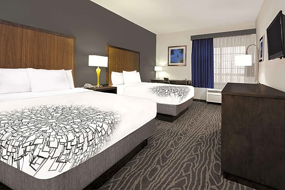 La Quinta Inn & Suites by Wyndham Mercedes Outlet Mall