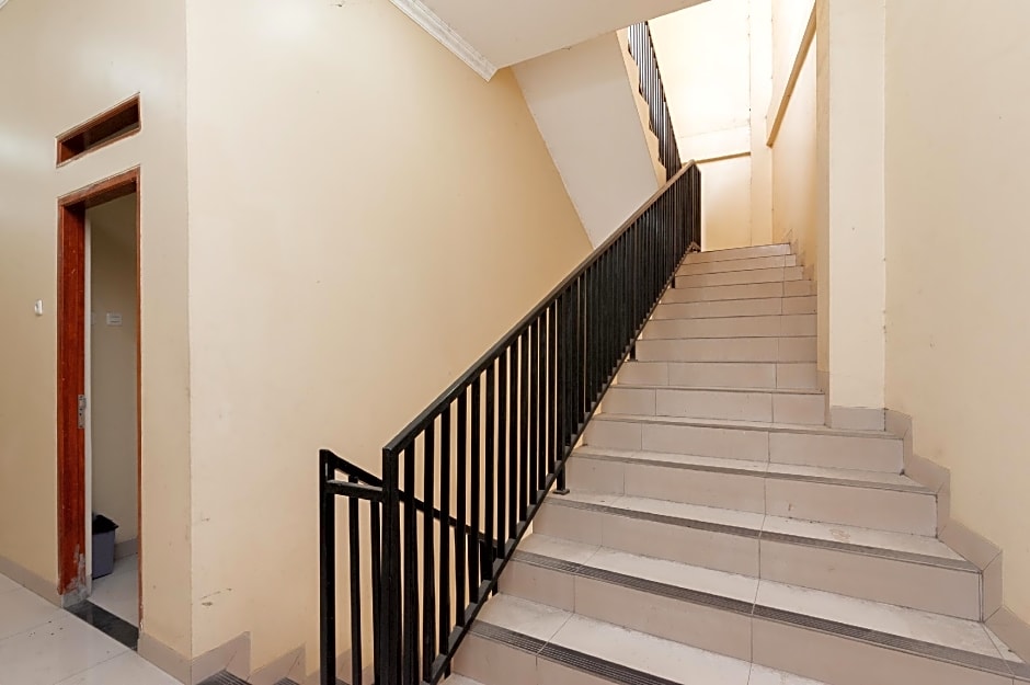 RedDoorz Syariah near Lemahabang Station