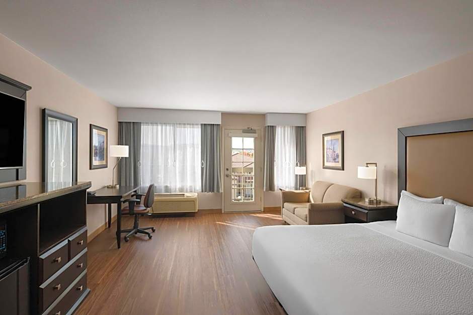 Photo 1 of 4 of Executive 1 King Bed, Hearing/Mobility Accessible