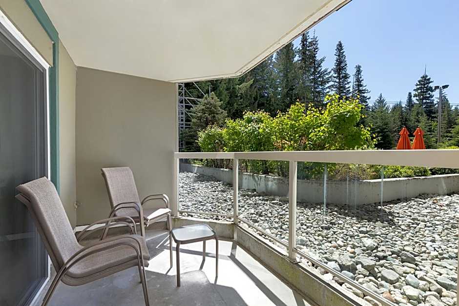 The Woodrun Lodge by Whiski Jack