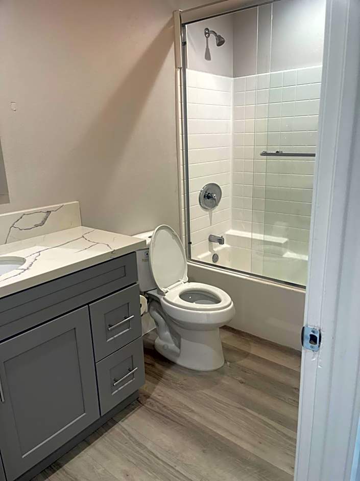 PRIVATE ROOM IN NEW APPARTMENT WITH FULL BATH