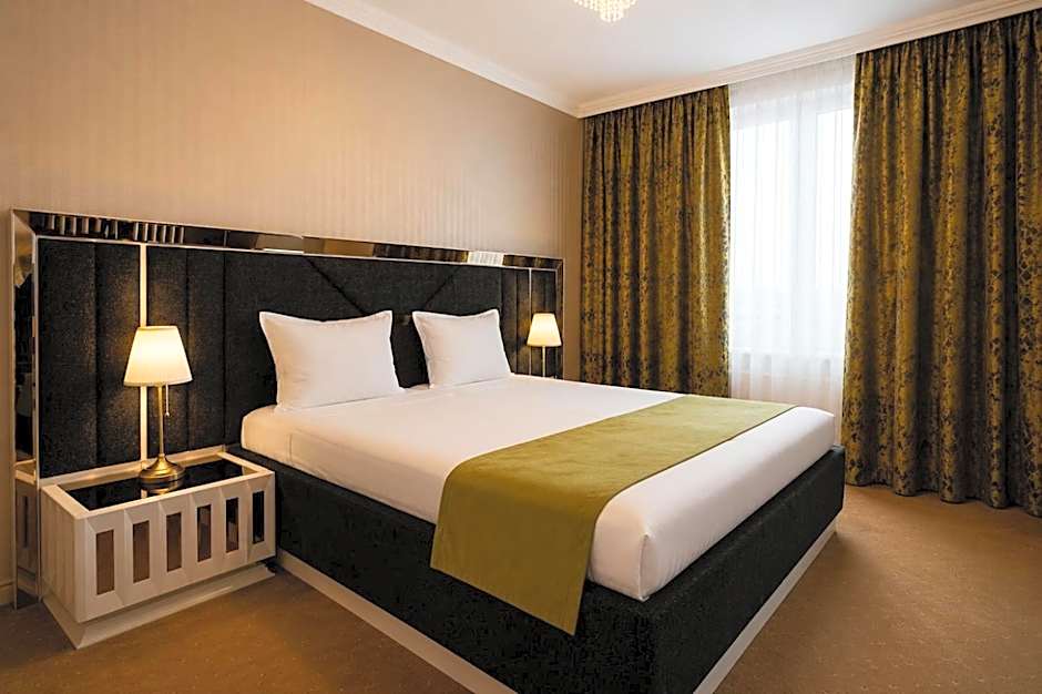 Astoria Grand Hotel