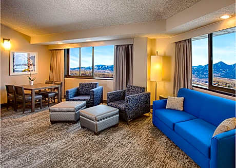 1 KING SUITE W/ KITCHENETTE