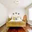 Tropical Oasis - King Beds - Free Netflix & Parking - Fast Wi-Fi