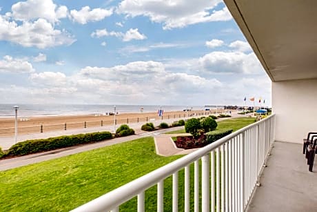 Two Bedroom Suite with Hot Tub - Oceanfront