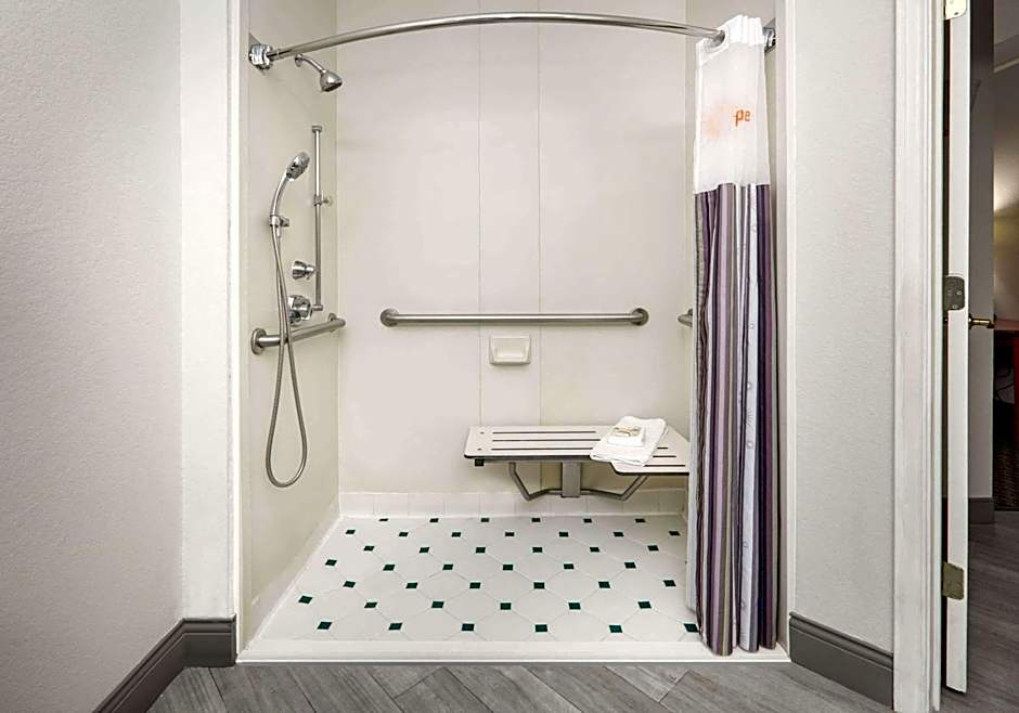 La Quinta Inn & Suites by Wyndham Dallas Addison Galleria