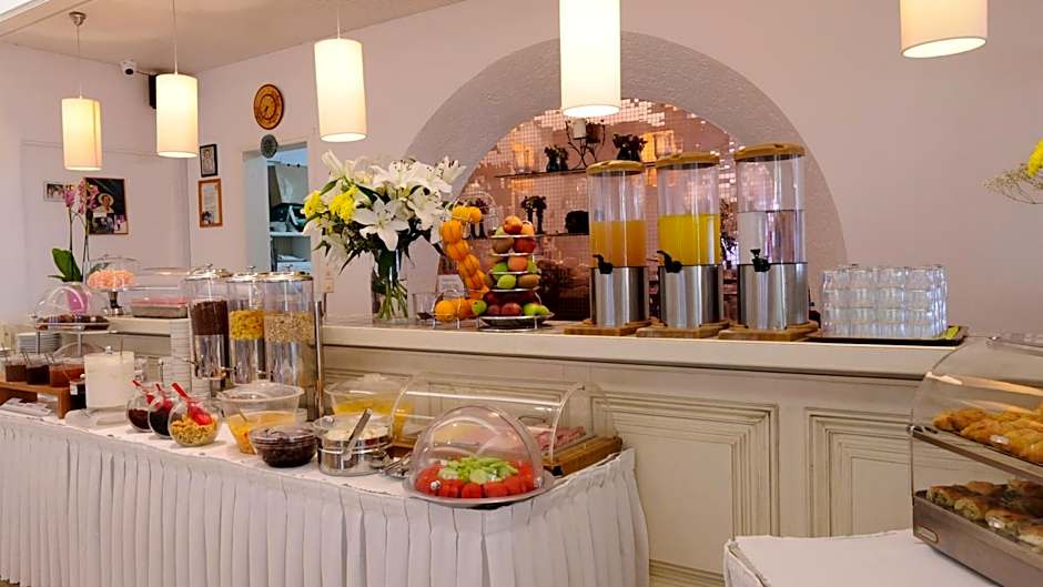 Kamari Hotel
