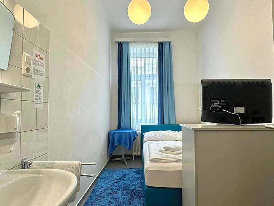 Very Central, 5 min to city center, Self Check In